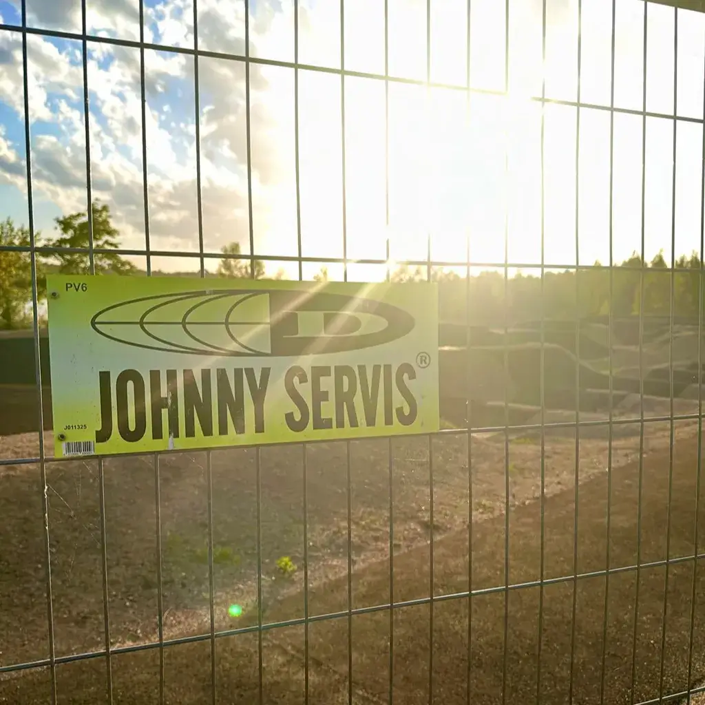 JOHNNY SERVIS - mobilní WC, toalety a oplocení